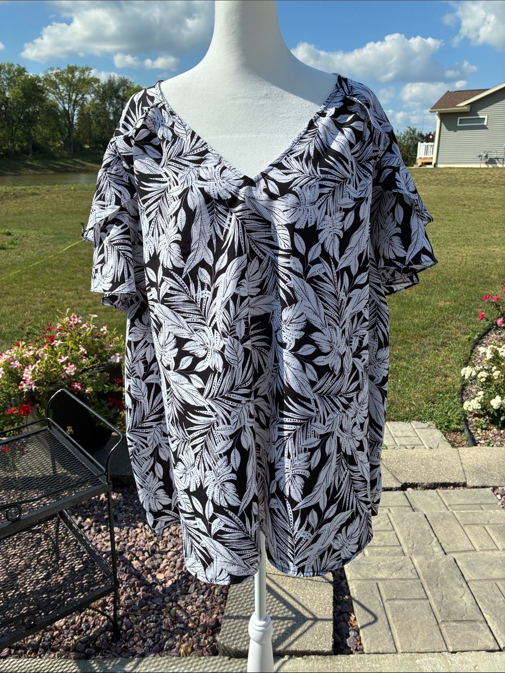 Lane Bryant Black & White Leaf Print V-Neck Top 20